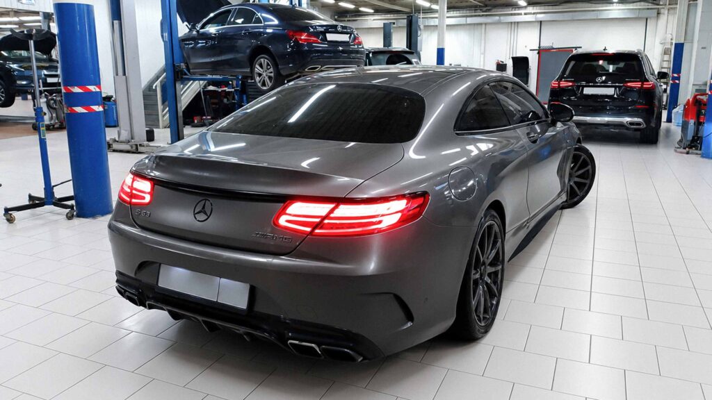 Mercedes‑AMG S 63 Coupe C217 в специализированном техцентре перед заменой тормозных колодок и обслуживанием тормозного механизма.