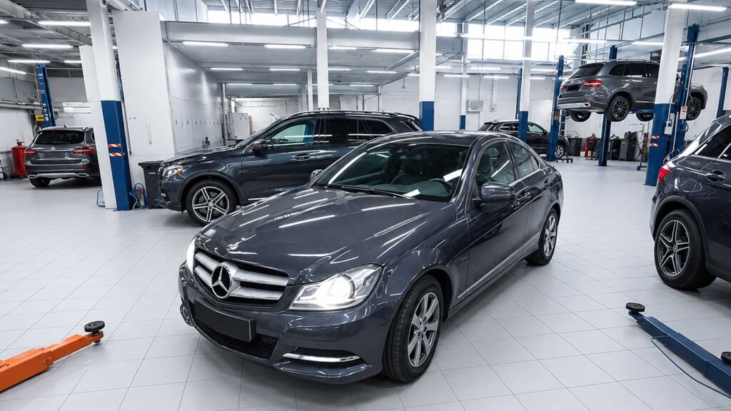 Mercedes C 180 W204 в техцентре перед заменой передних тормозных колодок и дисков, пробег 121 556 км.