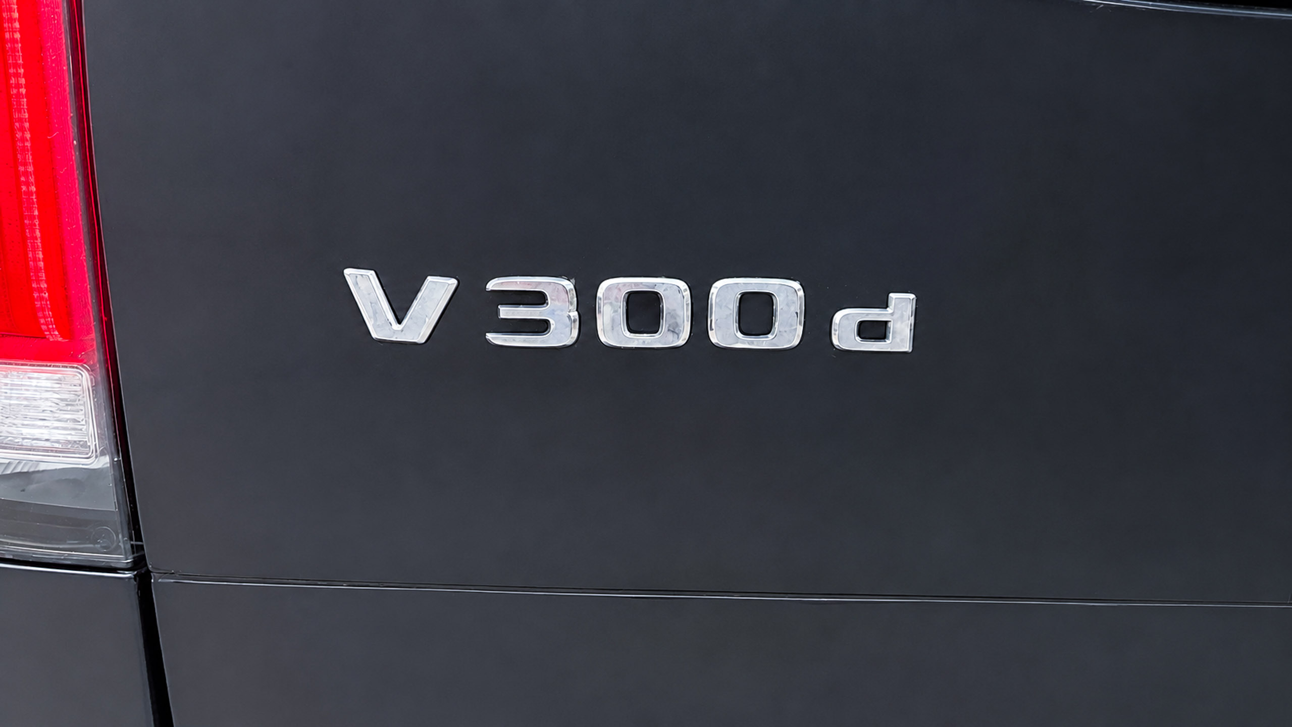 Mercedes V 300d 4MATIC шильдик модели