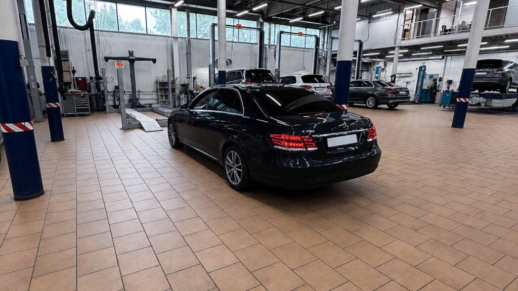 E 200 W212 на регулировке углов сход-развала в Юнион Моторс