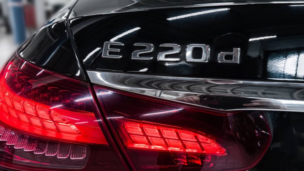 Mercedes E 220d W213 шильдик модели