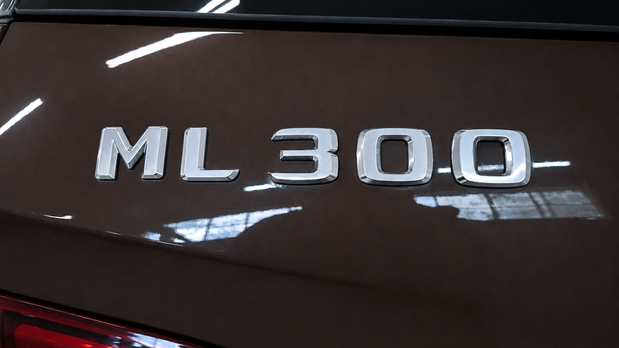 Mercedes ML W166 шильдик модели