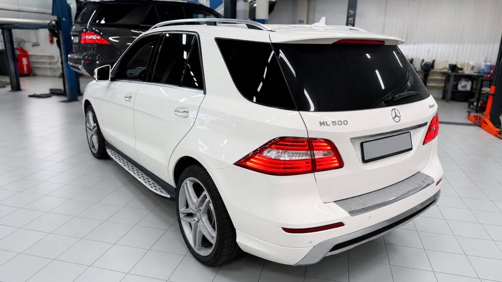Mercedes ML 500 4MATIC W166 2013 года с пробегом 105 985 км: ML 500 W166 на замене моторного масла и фильтров в Юнион Моторс