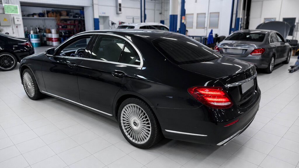 Mercedes E 400 4MATIC W213 2018 года с пробегом 141 012 км: E 400 4MATIC W213 на замене рычагов подвески в Юнион Моторс