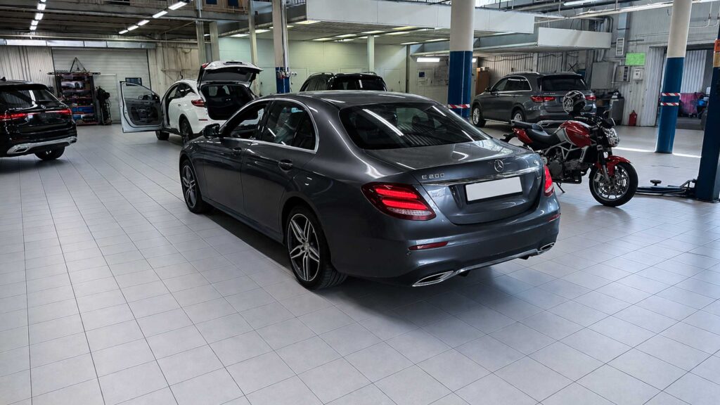 Mercedes E 200 W213 приехал на замену клапана масляного насосаE 200 4MATIC W213 на замене клапана масляного насоса в Юнион Моторс Коломенская