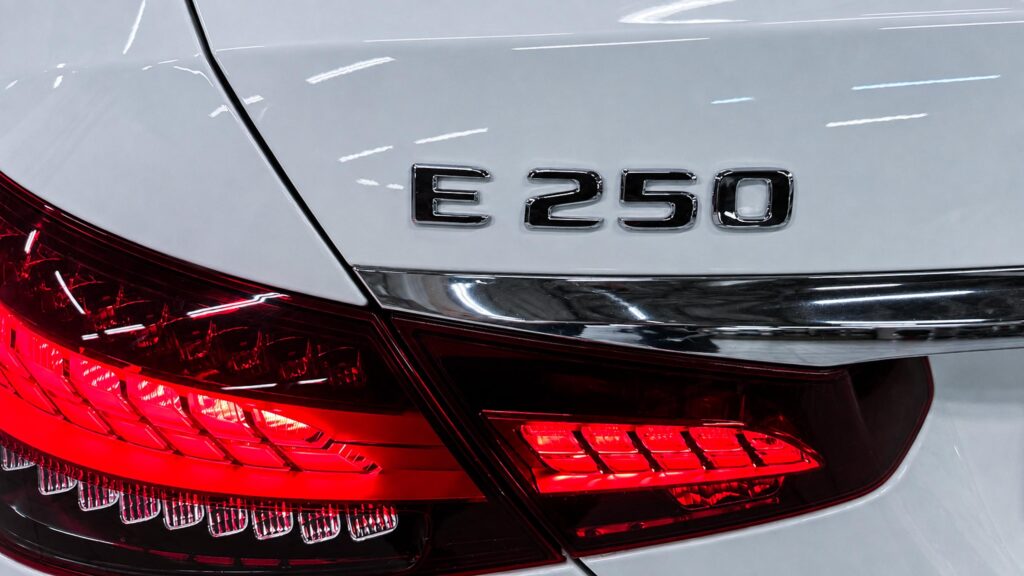 Mercedes E 250 шильдик модели