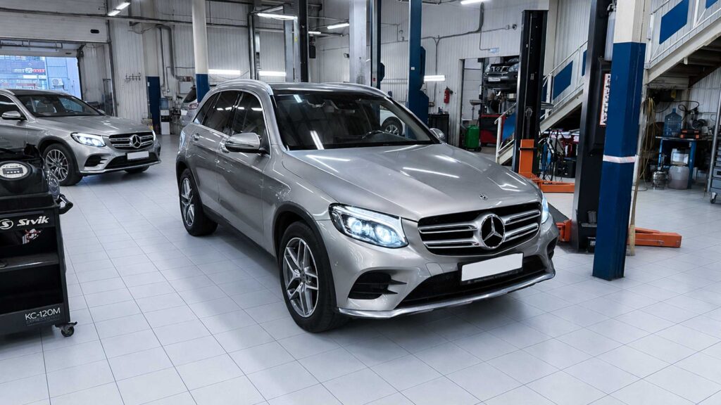 Автомобиль Mercedes GLC 300 4MATIC Х253 в техцентре для ремонта газораспределительного механизма