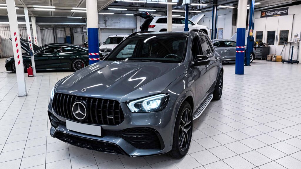 Автомобиль Mercedes GLE 53 AMG 4MATIC W167 в техцентре на замене моторного масла