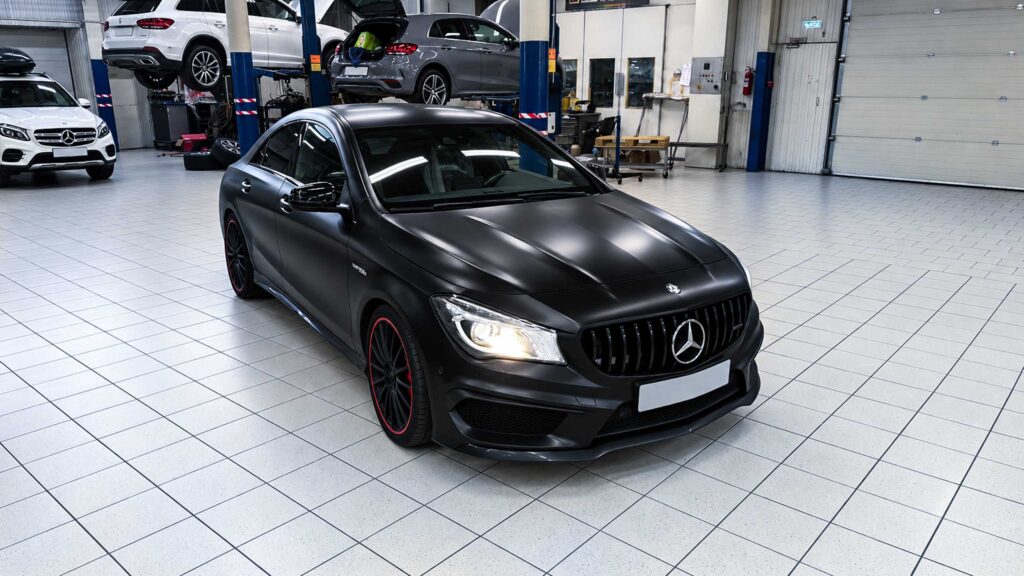 Автомобиль Mercedes CLA 45 AMG C117 в техцентре на замене передних тормозных колодок