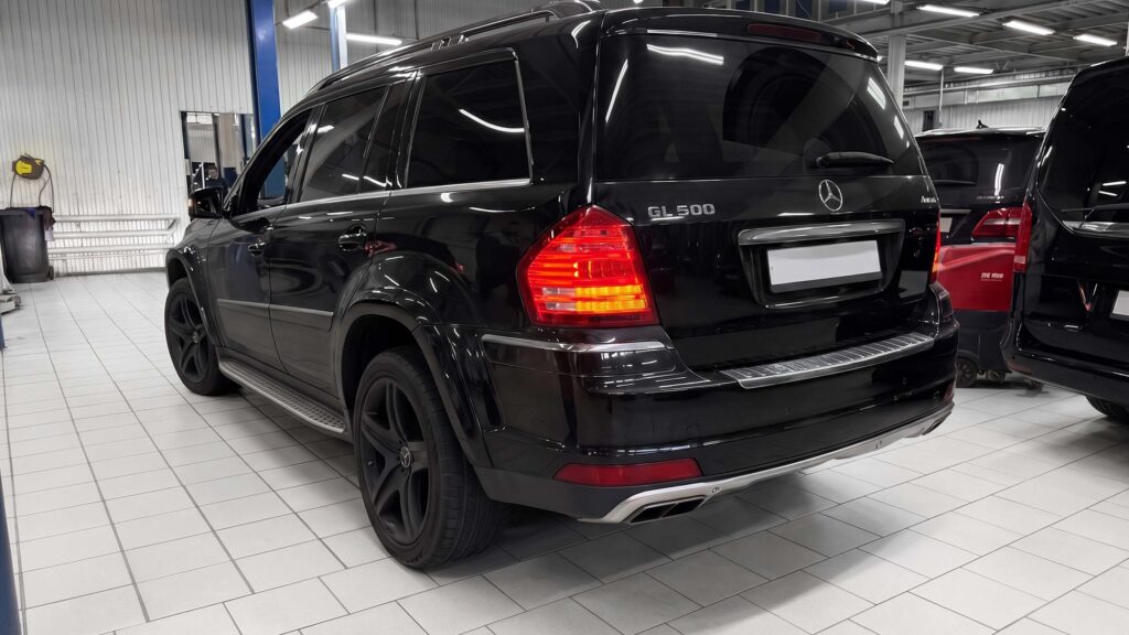 Автомобиль Mercedes GL 500 X164 в техцентре на замене шаровых опор